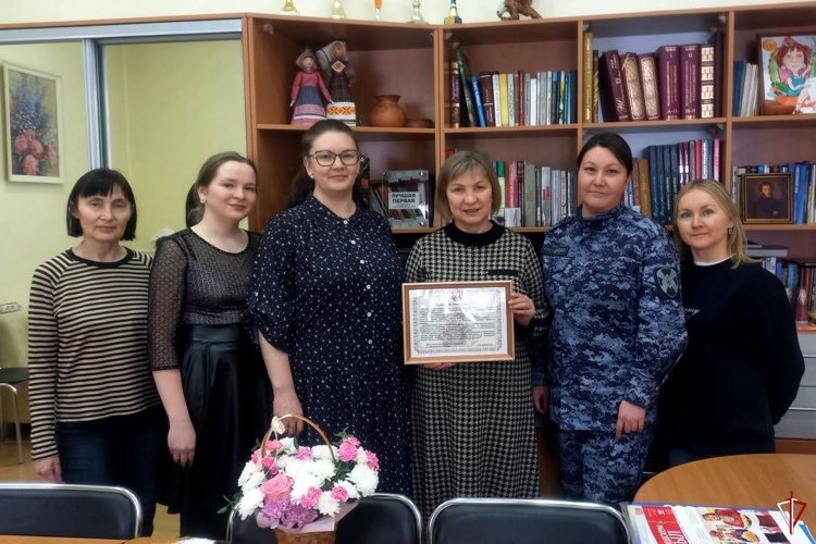 В Удмуртии  росгвардейцы поздравляют журналистов с Днем национальной печати