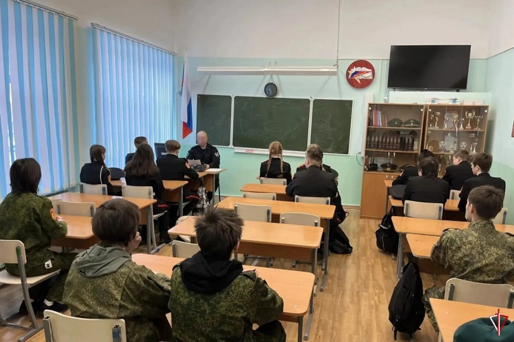 Сотрудники спецназа провели Урок мужества для учащихся школы кадетского движения города Ижевска