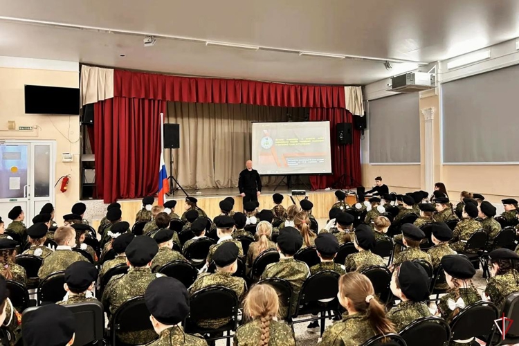 В Удмуртии сотрудники ОМОН Росгвардии провели встречу с кадетами