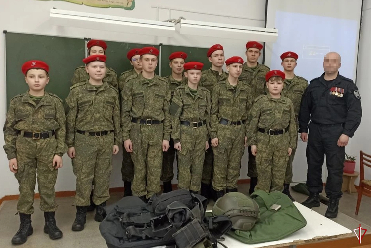 Школьников Удмуртии знакомят с историей войск национальной гвардии Российской Федерации