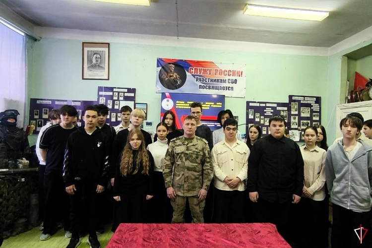 В Удмуртии в рамках акции «Дни Росгвардии» военнослужащие Воткинского батальона встретились со школьниками