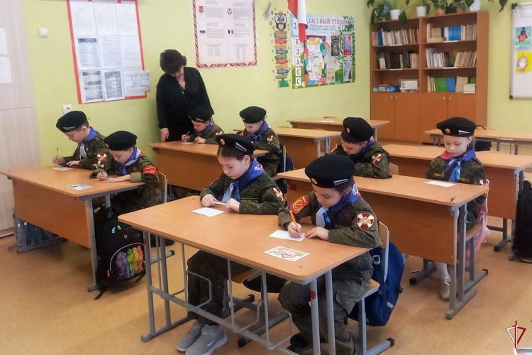 Ижевские кадеты написали письма росгвардейцам из Удмуртии, участвующим в специальной военной операции (видео)