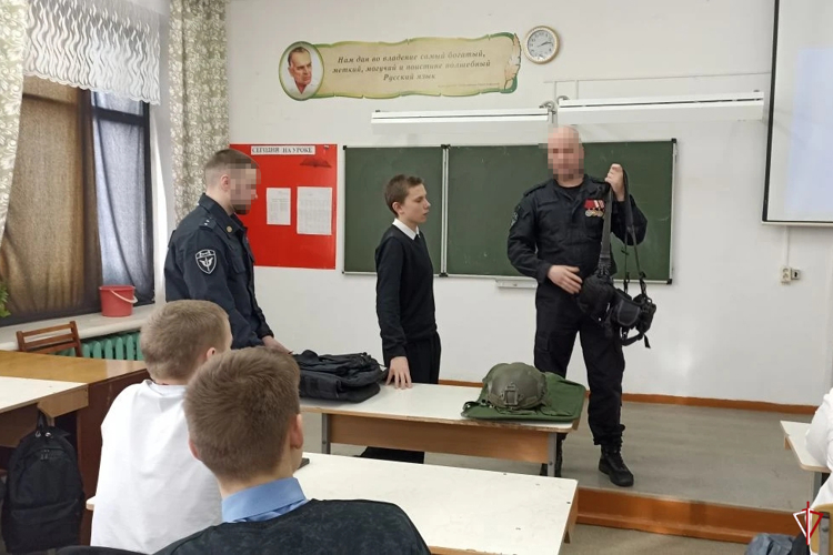 Школьников Удмуртии знакомят с историей войск национальной гвардии Российской Федерации