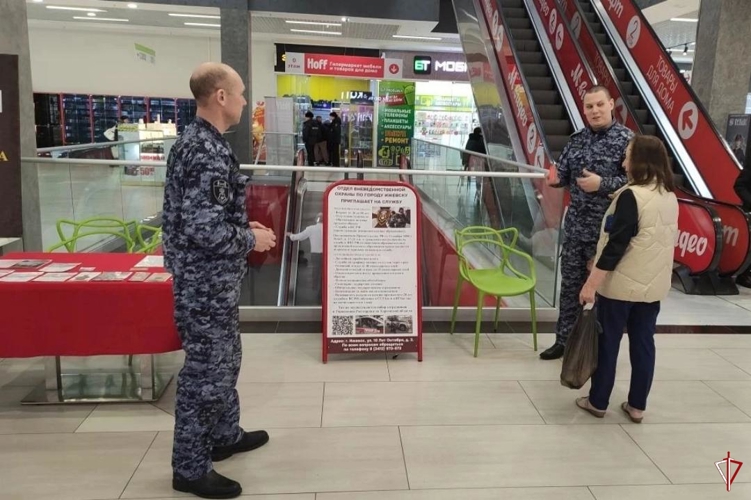В торговом центре Ижевска начал работать мобильный пункт приема на службу в Росгвардию