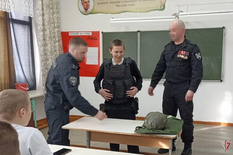 Школьников Удмуртии знакомят с историей войск национальной гвардии Российской Федерации