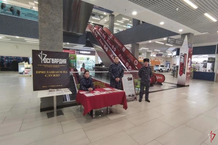 В торговом центре Ижевска начал работать мобильный пункт приема на службу в Росгвардию