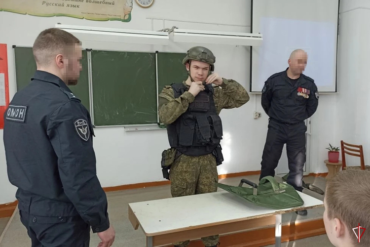 Школьников Удмуртии знакомят с историей войск национальной гвардии Российской Федерации