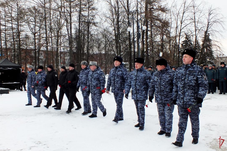 В Удмуртии руководство Управления Росгвардии приняло участие в возложении цветов в честь Дня защитника Отечества
