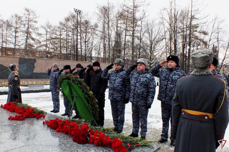 В Удмуртии руководство Управления Росгвардии приняло участие в возложении цветов в честь Дня защитника Отечества