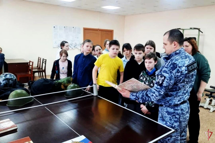 В Удмуртии сотрудники вневедомственной охраны Росгвардии провели для школьников День открытых дверей