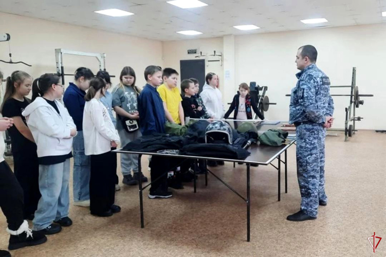 В Удмуртии сотрудники вневедомственной охраны Росгвардии провели для школьников День открытых дверей