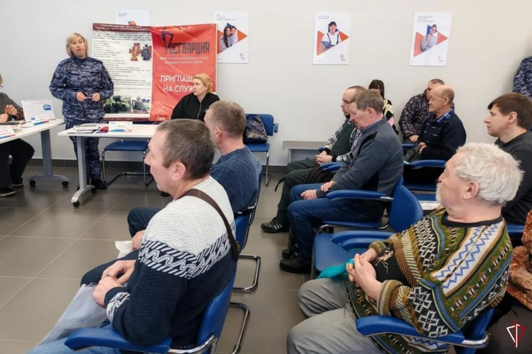 В Удмуртии сотрудники вневедомственной охраны приняли участие в Ярмарке вакансий
