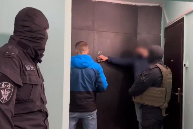 В Ижевске при силовой поддержке спецназа Росгвардии по подозрению в получении взятки задержан начальник юридического отдела Республиканского центра соцвыплат