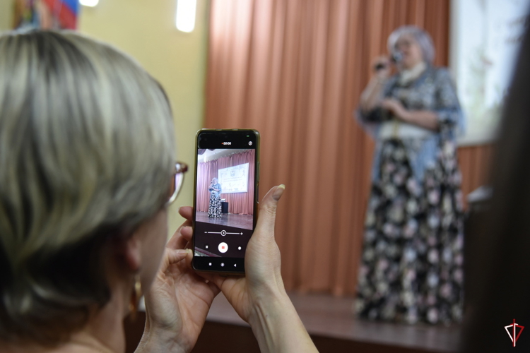 В Удмуртии росгвардейцы поздравили прекрасную половину коллектива с наступающим Международным женским днём