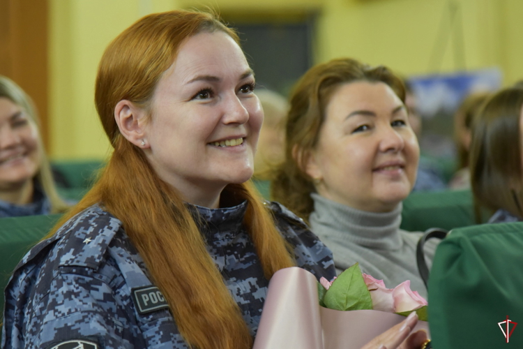 В Удмуртии росгвардейцы поздравили прекрасную половину коллектива с наступающим Международным женским днём