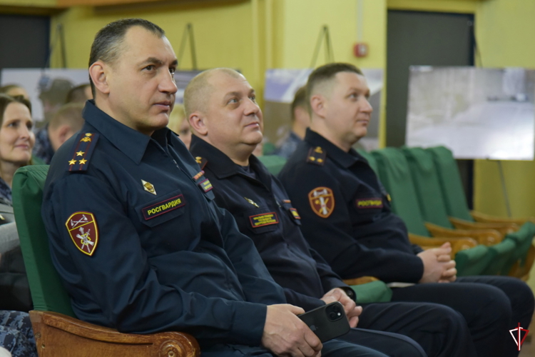В Удмуртии росгвардейцы поздравили прекрасную половину коллектива с наступающим Международным женским днём