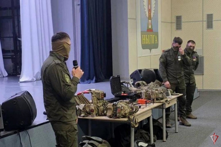 В Удмуртии сотрудники спецназа рассказали школьникам о Росгвардии и своем подразделении