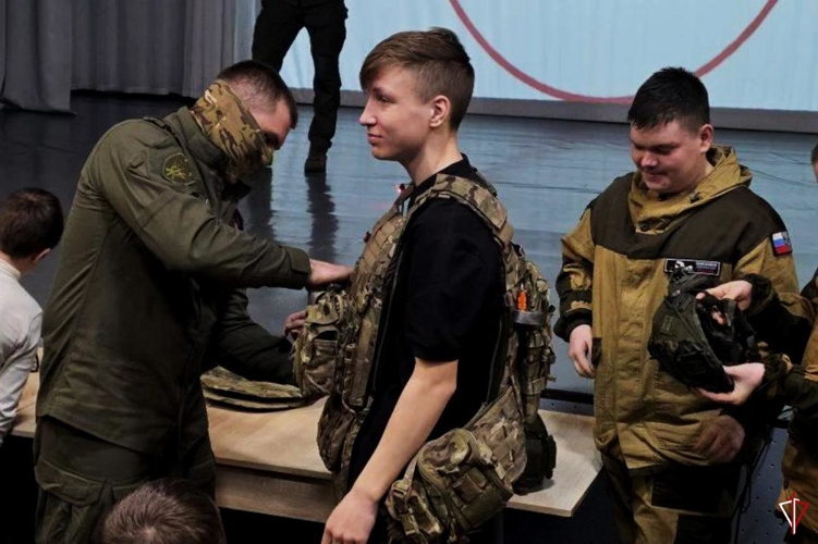 В Удмуртии сотрудники спецназа рассказали школьникам о Росгвардии и своем подразделении