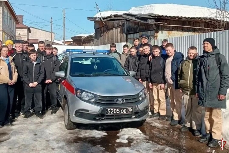 В Удмуртии в рамках акции «Дни Росгвардии» состоялся День открытых дверей для школьников