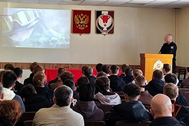 В Удмуртии школьники побывали в гостях у сотрудников ОМОН Росгвардии