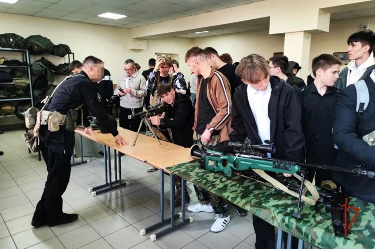 В Удмуртии школьники побывали в гостях у сотрудников ОМОН Росгвардии
