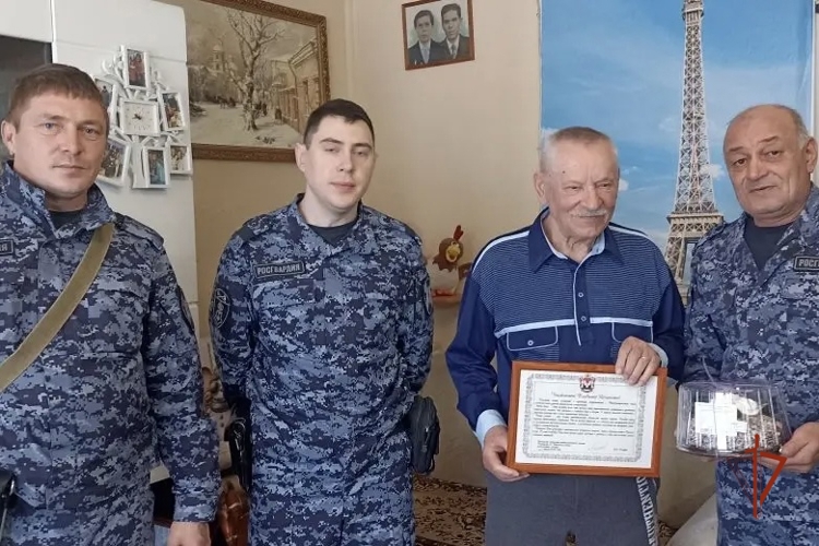 В Удмуртии росгвардейцы навестили ветерана войск правопорядка, пережившего заточение в «Лагере смерти»