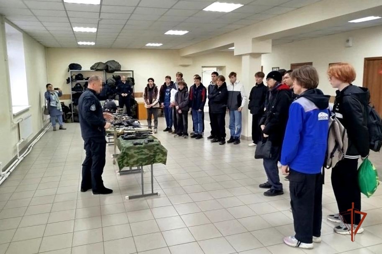 В Ижевске сотрудники ОМОН «Барс» провели Урок мужества для студентов индустриального техникума