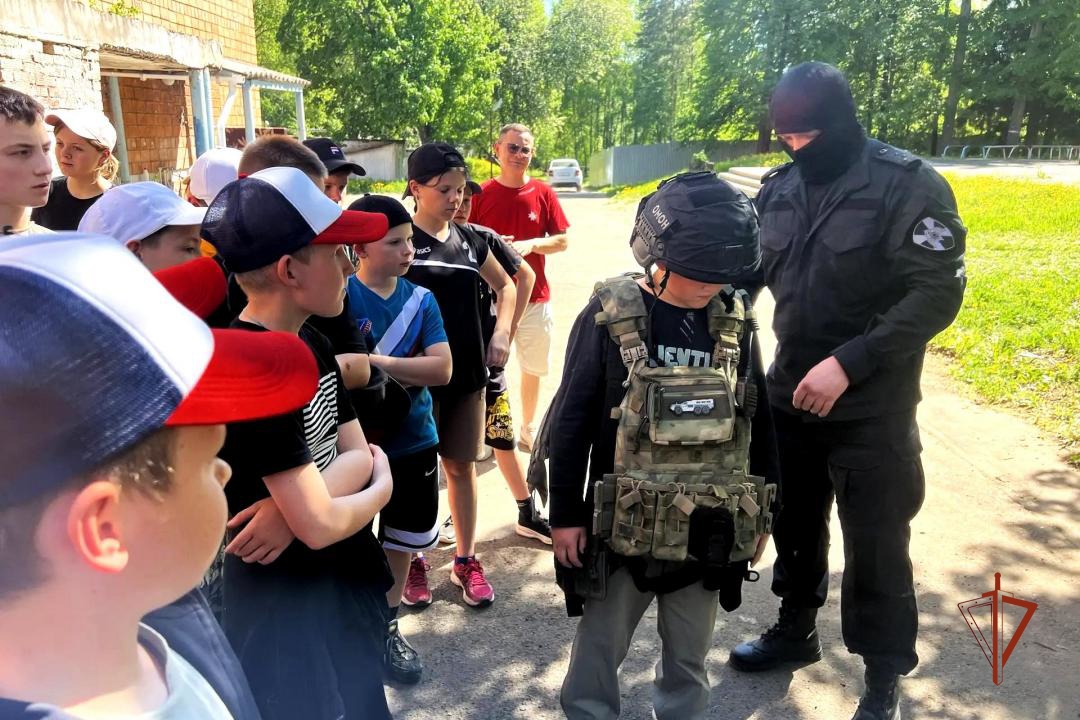 В Удмуртии сотрудники спецназа Росгвардии рассказали участникам проекта «Зарница 2.0» о своей службе