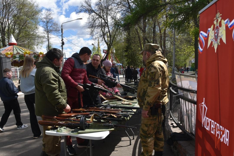 В Ижевске росгвардейцы организовали выставку оружия в честь празднования 81-летия Победы в Великой Отечественной войне (видео)