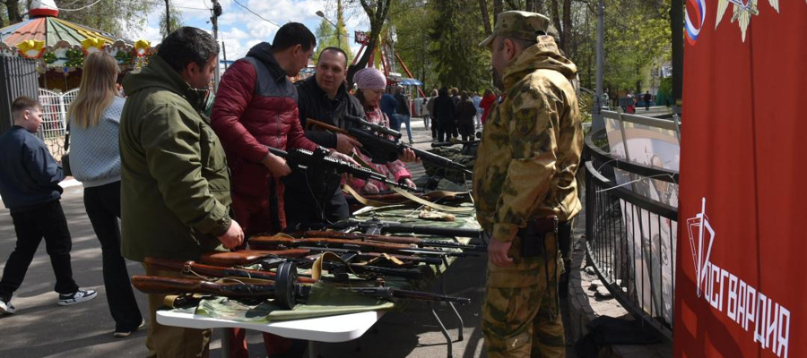 В Ижевске росгвардейцы организовали выставку оружия в честь празднования 81-летия Победы в Великой Отечественной войне (видео)