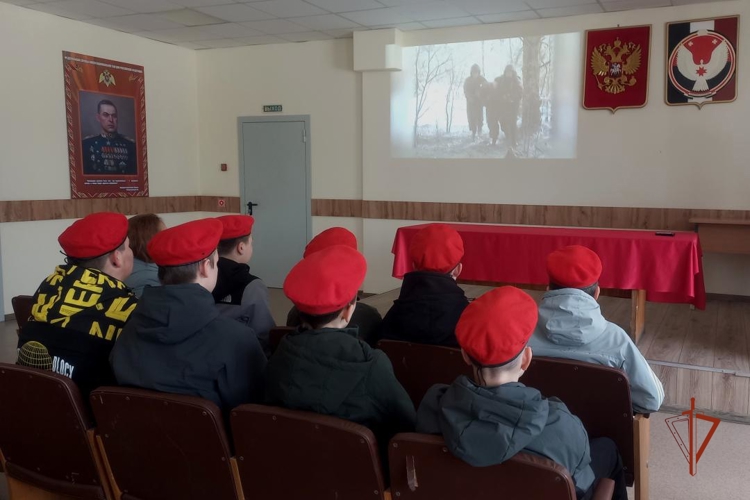 В Удмуртии сотрудники ОМОН провели встречу с учащимися школы, которую окончил их коллега, погибший в районе проведения СВО (видео)