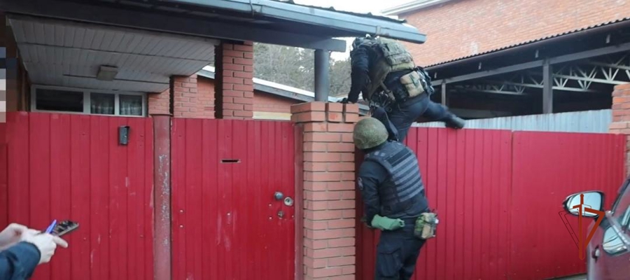 В Удмуртии при силовой поддержке спецназа Росгвардии задержана подозреваемая в организации незаконной миграции (видео)