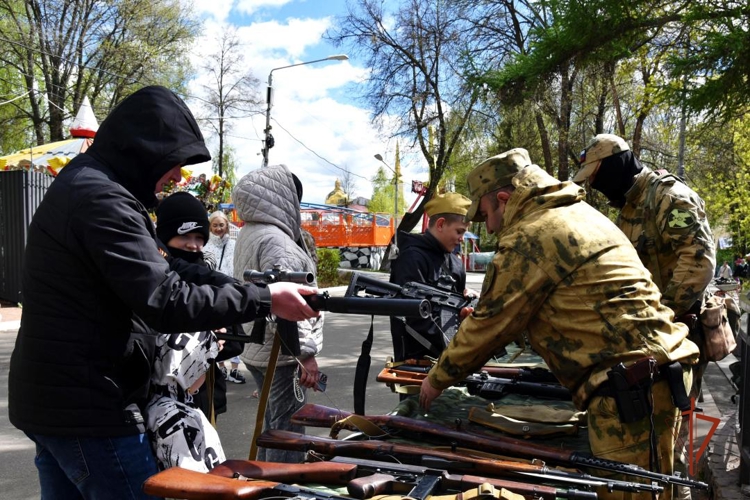 В Ижевске росгвардейцы организовали выставку оружия в честь празднования 81-летия Победы в Великой Отечественной войне (видео)