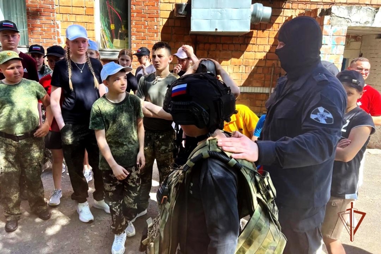 В Удмуртии сотрудники спецназа Росгвардии рассказали участникам проекта «Зарница 2.0» о своей службе