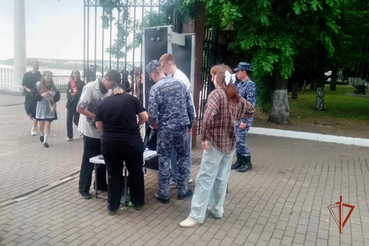 Росгвардейцы обеспечили охрану общественного правопорядка в день проведения «Последнего звонка» в Удмуртии