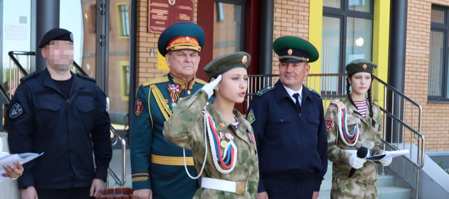 В Удмуртии сотрудники спецназа Росгвардии приняли участие в церемонии прощания со знаменем учеников кадетских классов