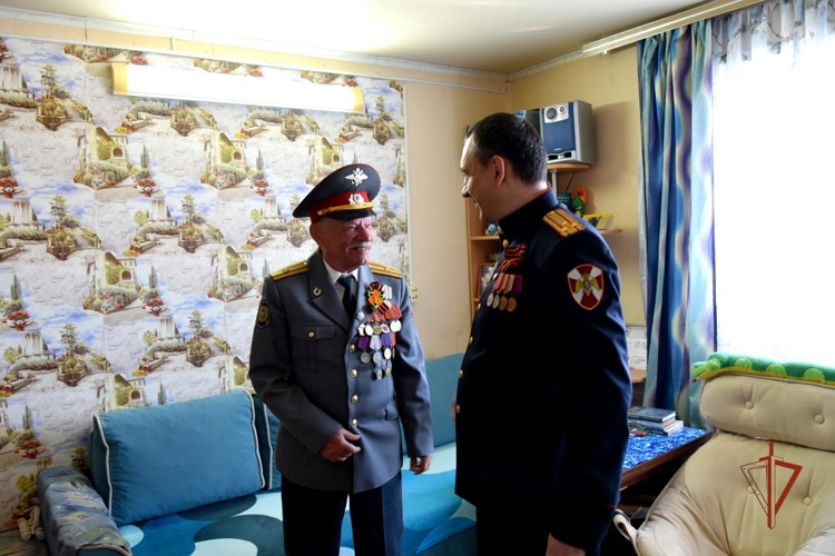 В Удмуртии росгвардейцы поздравили ветерана войск правопорядка майора милиции в отставке с Днем Победы