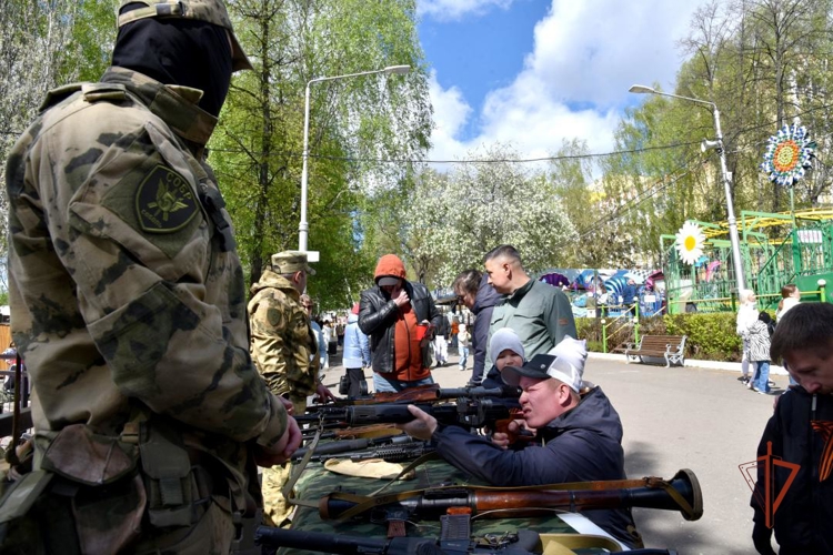 В Ижевске росгвардейцы организовали выставку оружия в честь празднования 81-летия Победы в Великой Отечественной войне (видео)