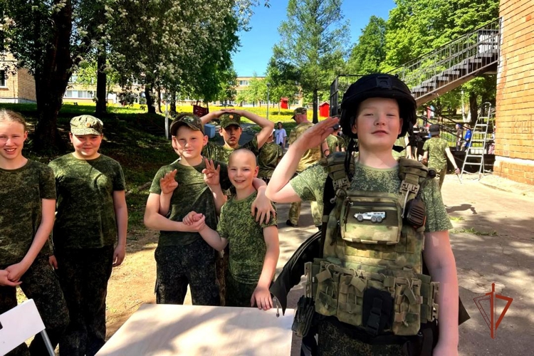 В Удмуртии сотрудники спецназа Росгвардии рассказали участникам проекта «Зарница 2.0» о своей службе