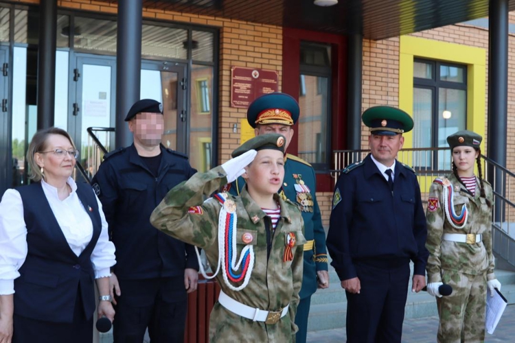В Удмуртии сотрудники спецназа Росгвардии приняли участие в церемонии прощания со знаменем учеников кадетских классов
