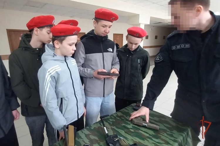 В Удмуртии сотрудники ОМОН провели встречу с учащимися школы, которую окончил их коллега, погибший в районе проведения СВО (видео)