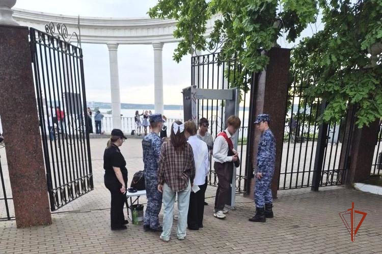 Росгвардейцы обеспечили охрану общественного правопорядка в день проведения «Последнего звонка» в Удмуртии