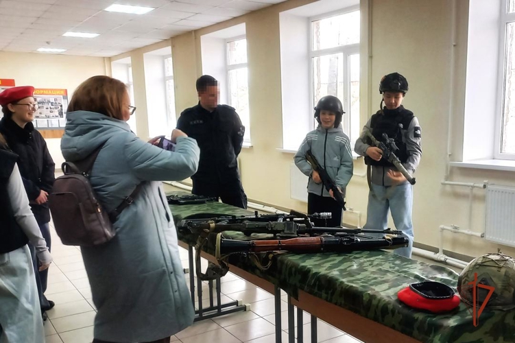 В Удмуртии сотрудники ОМОН провели встречу с учащимися школы, которую окончил их коллега, погибший в районе проведения СВО (видео)