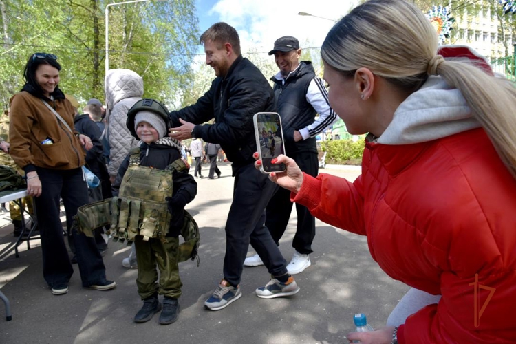 В Ижевске росгвардейцы организовали выставку оружия в честь празднования 81-летия Победы в Великой Отечественной войне (видео)