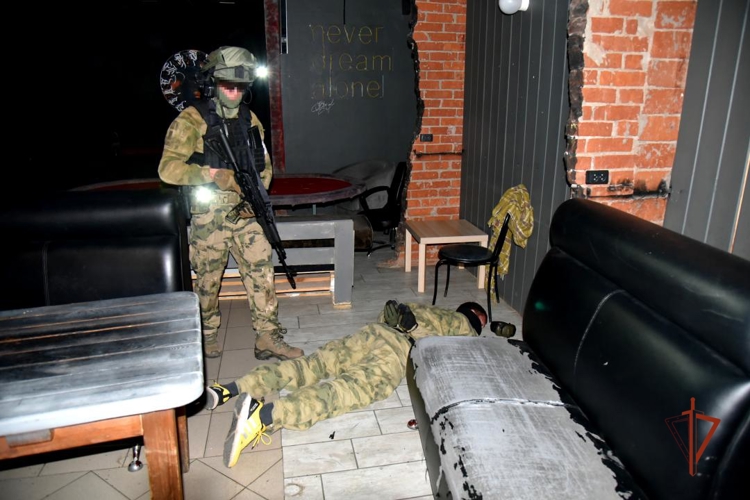 В Удмуртии сотрудники спецназа Росгвардии провели занятие по задержанию условных преступников и освобождению заложников (видео)