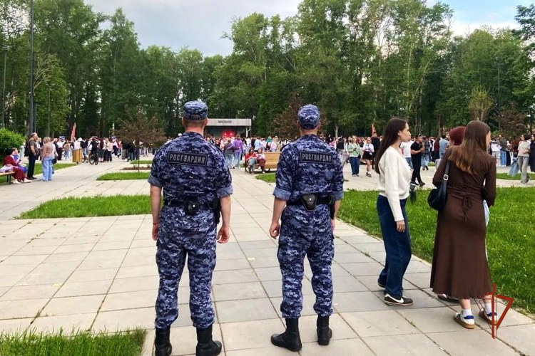 Росгвардейцы обеспечили охрану общественного правопорядка в день проведения «Последнего звонка» в Удмуртии