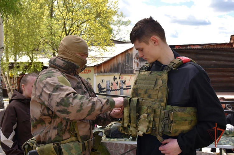 В Ижевске росгвардейцы организовали выставку оружия в честь празднования 81-летия Победы в Великой Отечественной войне (видео)