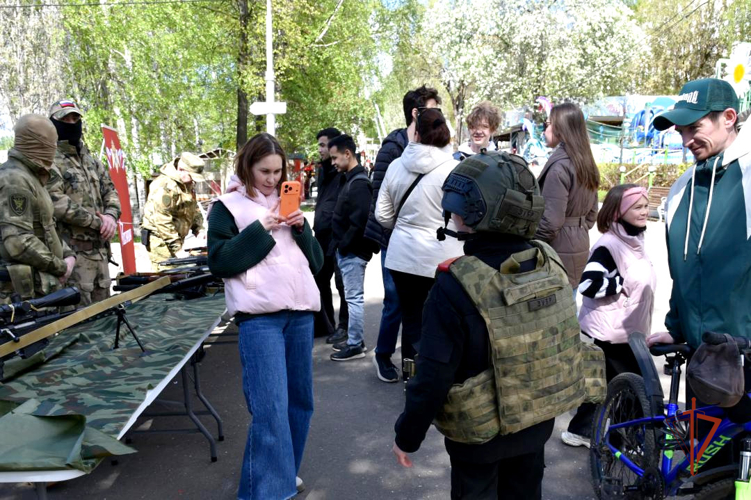 В Ижевске росгвардейцы организовали выставку оружия в честь празднования 81-летия Победы в Великой Отечественной войне (видео)