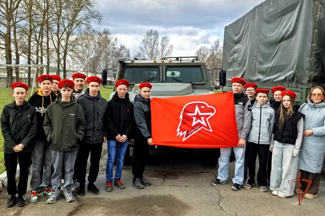 В Удмуртии сотрудники ОМОН провели встречу с учащимися школы, которую окончил их коллега, погибший в районе проведения СВО (видео)