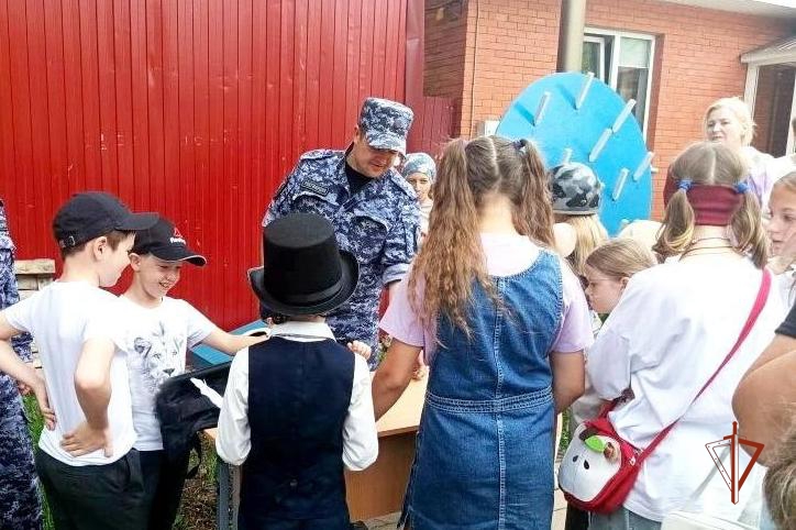 В Удмуртии в рамках акции «Каникулы с Росгвардией» школьники познакомились с работой вневедомственной охраны
